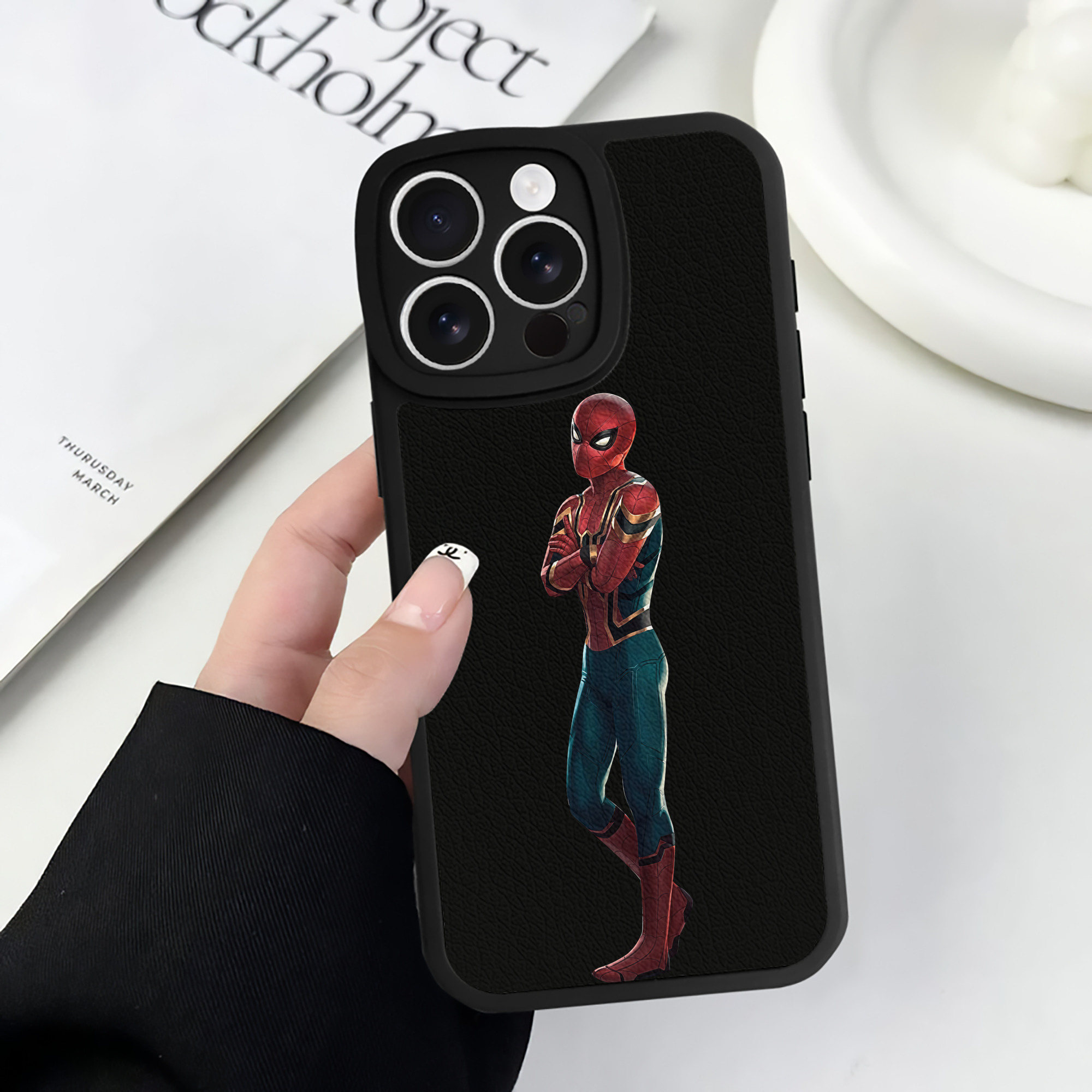 （画像用） Spider Man スパイダーマン 【iPhone 16シリーズ対応】シリコンスマホケース（レザー調） 材質：シリコン
